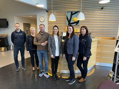 Eiendomsmeglerne Silje og Aleksander sammen med bankens rådgivere.