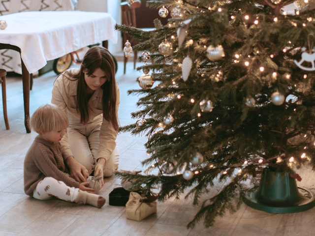 Mor og sønn foran juletreet