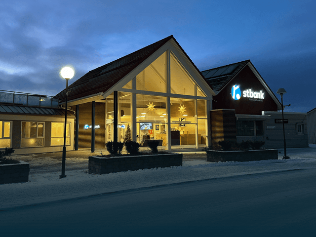 Bankbygget i Rissa med julestjerner i rutene