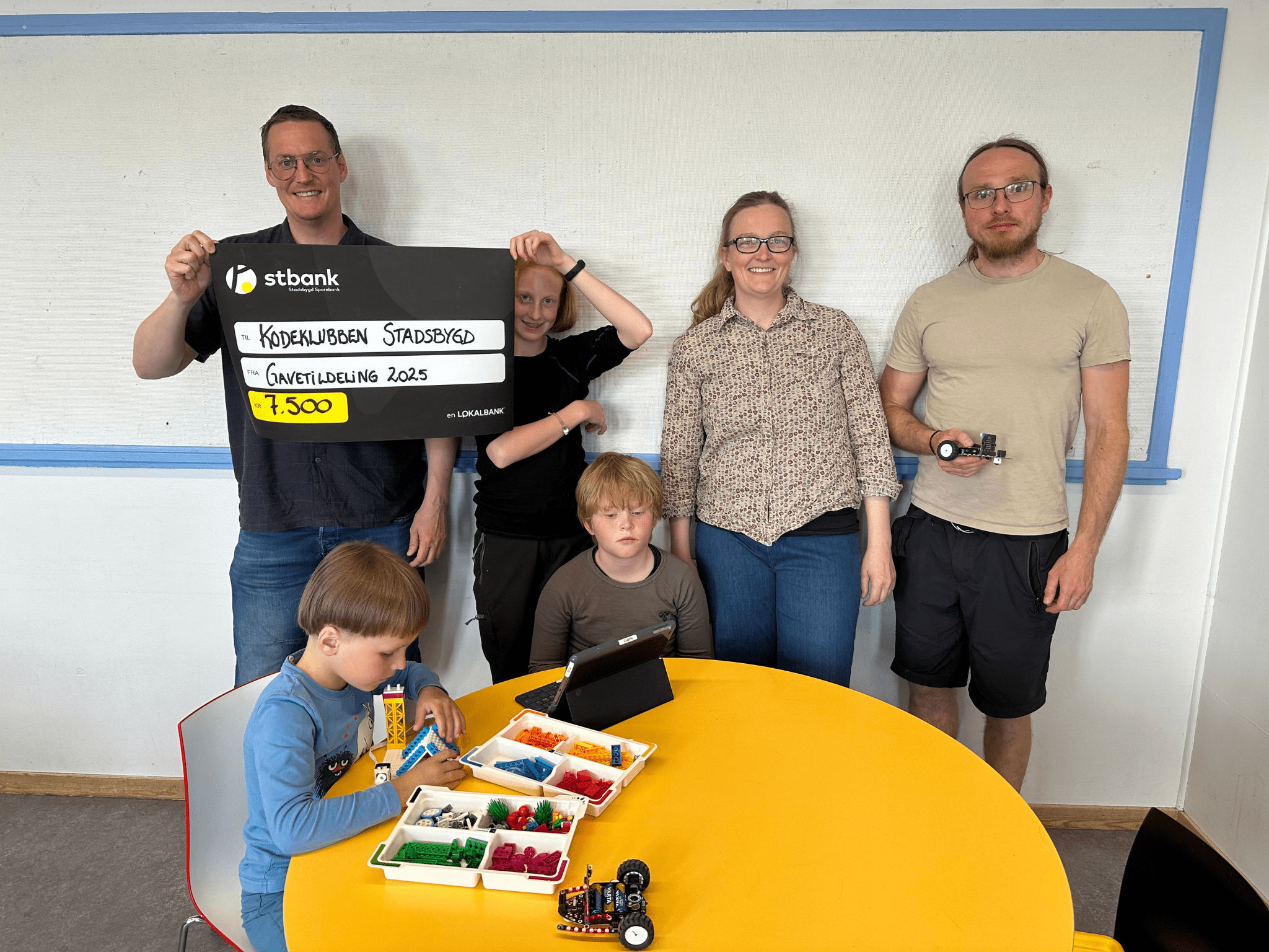 Bilde av medlemmer fra Stadsbygd Kodeklubb og pengene de fikk i forbindelse med Stadsbygd Sparebank sin gavetildeling 2025.